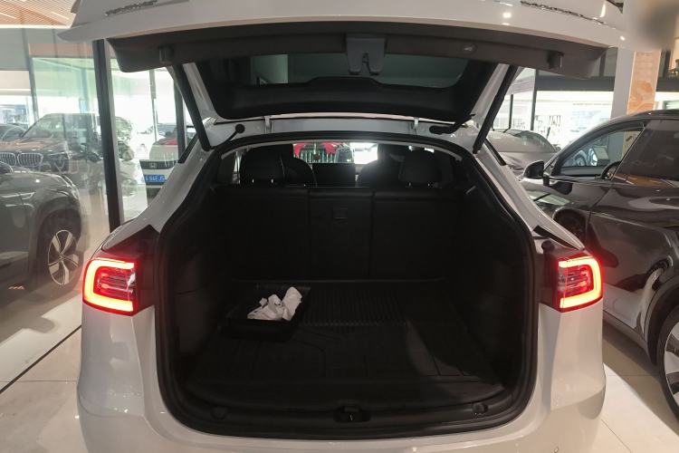 Used Tesla Model Y 2022 Long-Range All-Wheel-Drive Version Trunk