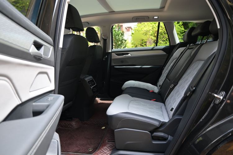 Used Volkswagen Tavendor 2024 380TSI All-Wheel Drive R-Line Blacklight Knight Edition Interior 10