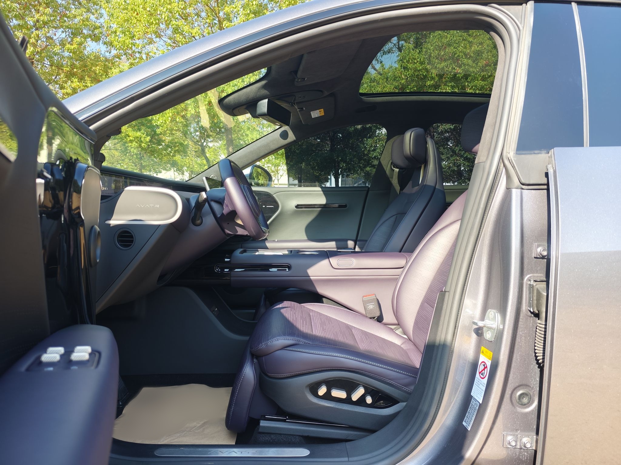 Переднее сиденье в автомобиле