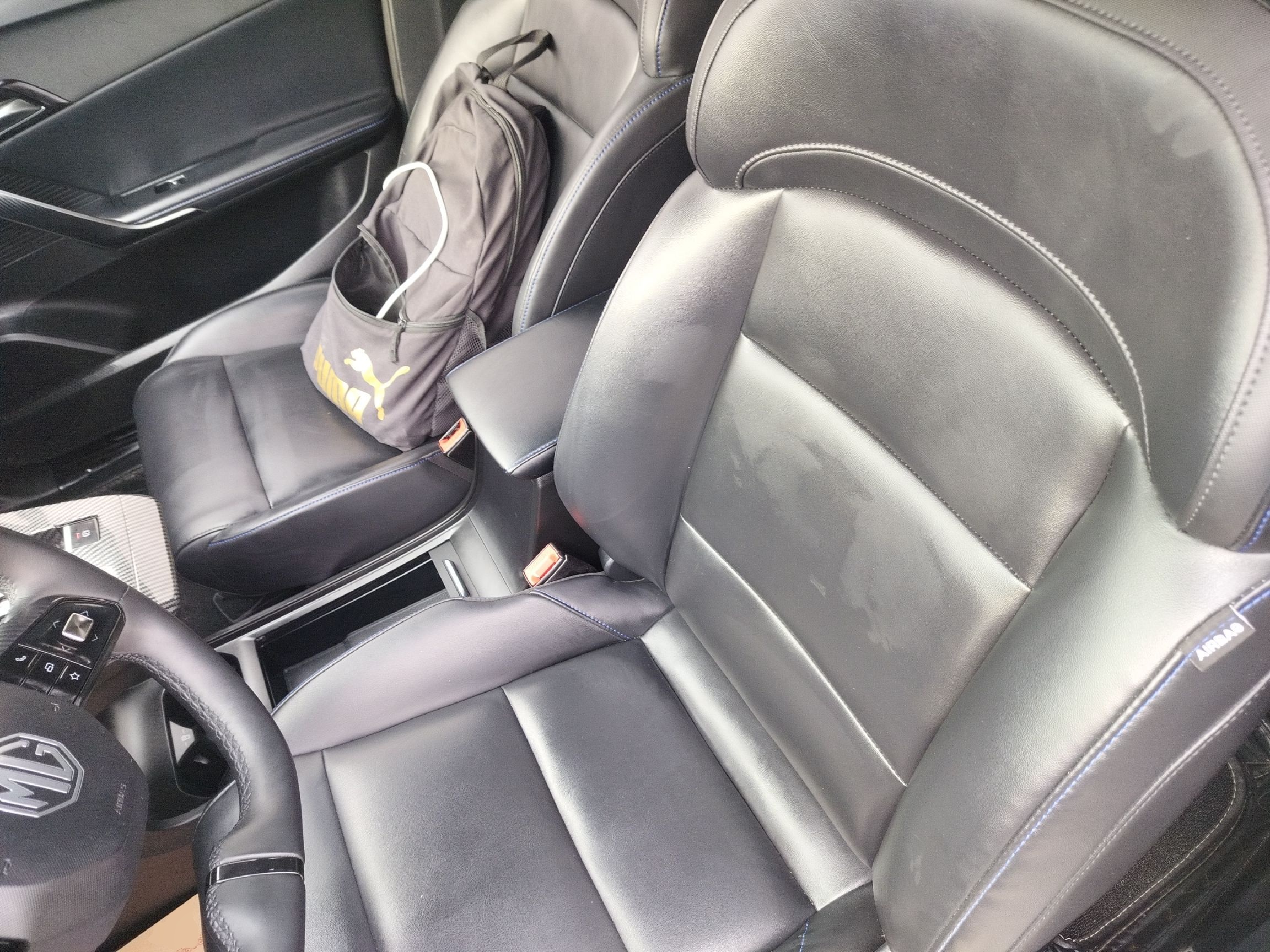 Переднее сиденье в автомобиле