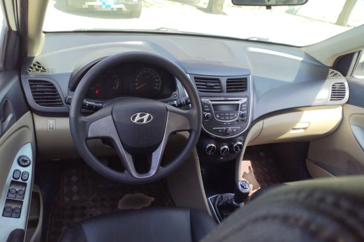 Used Hyundai Verna (older generation) 2014 1.4L Manual Smart GLS Trim Center Console