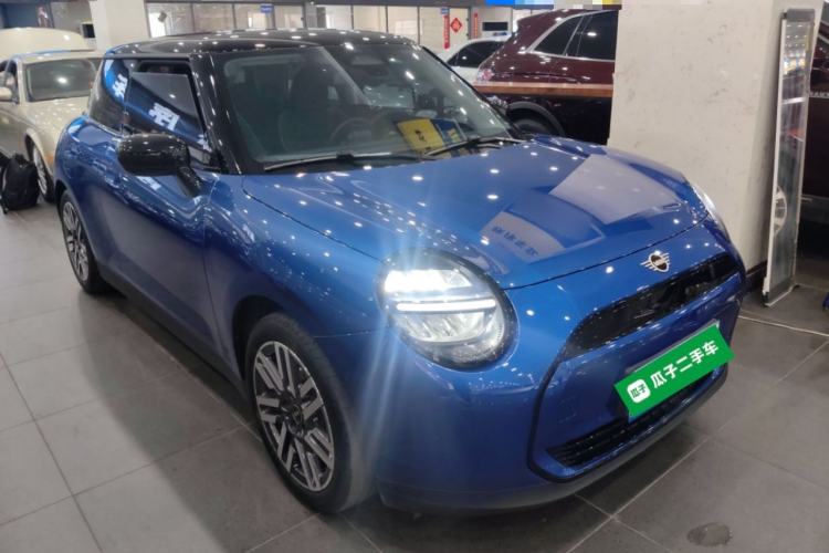 Used MINI Electric COOPER 2024 456km COOPER E Classic Edition Front Right 45 Deg