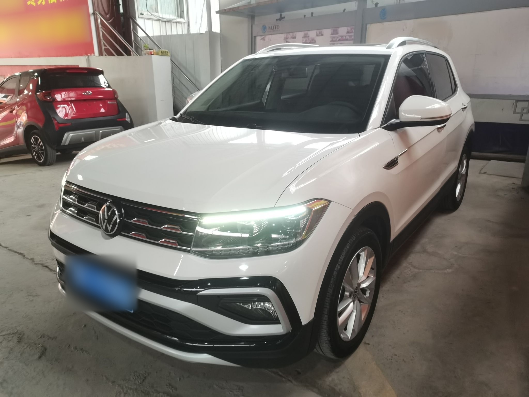 Под передней частью автомобиля