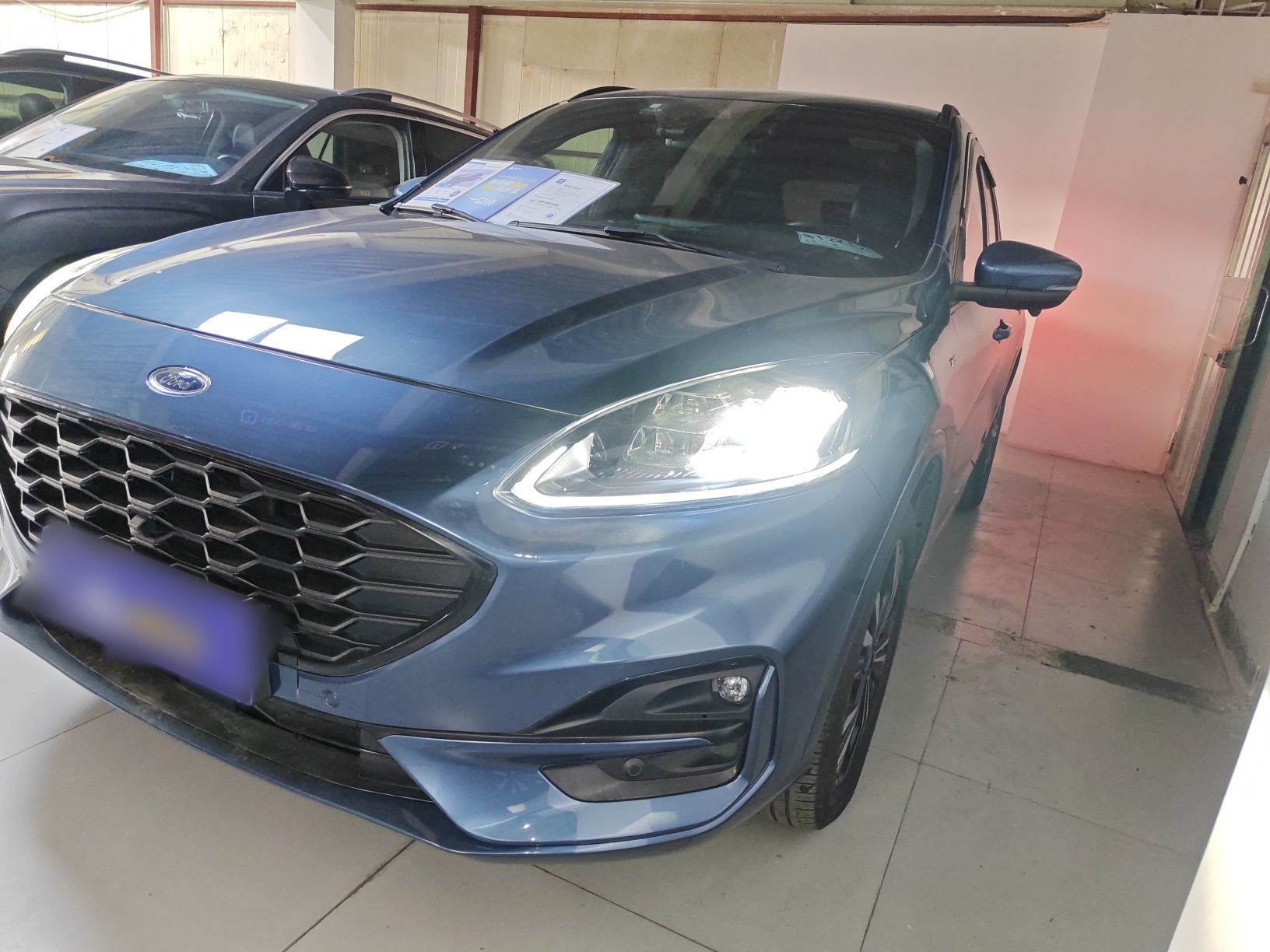 Под передней частью автомобиля