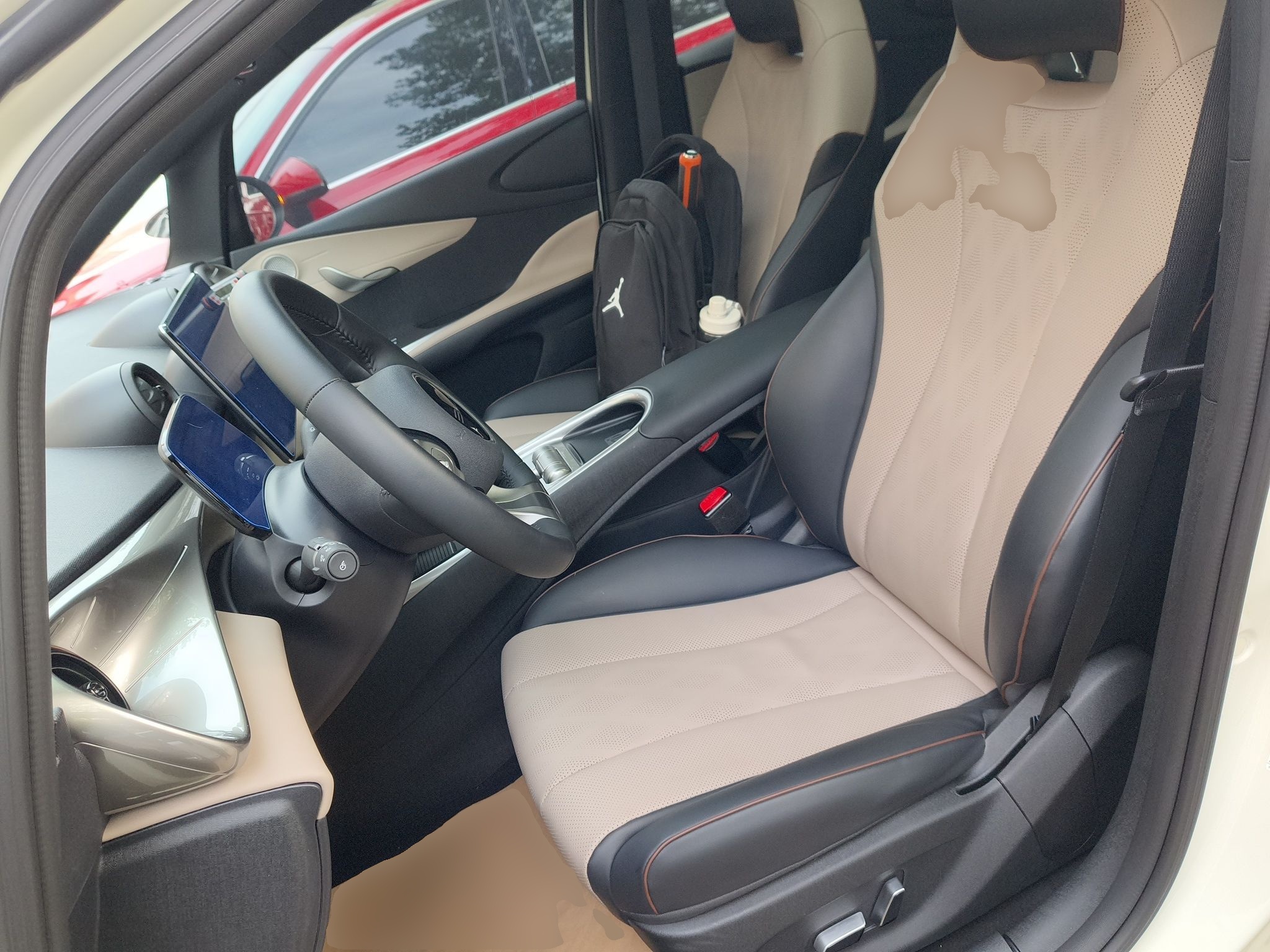 المقاعد الأمامية داخل السيارة