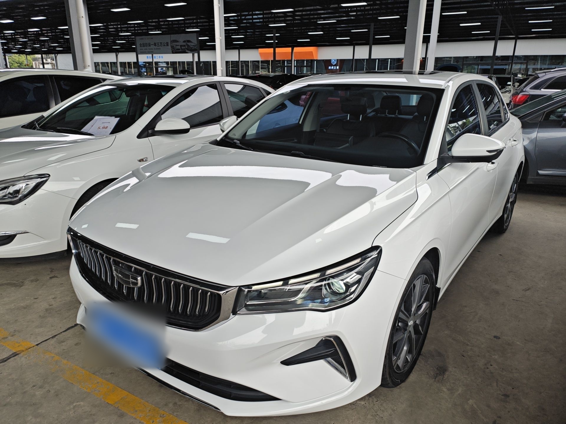 تحت مقدمة السيارة