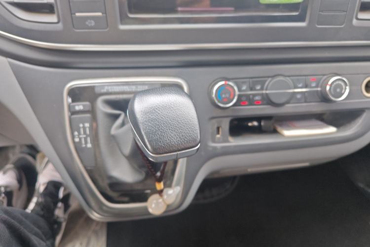 Used SAIC MAXUS Xintu V80 2024 Aotong Value Edition 6AMT Short Wheelbase Ultra-Low Roof 127 Ps 5/6 Seats