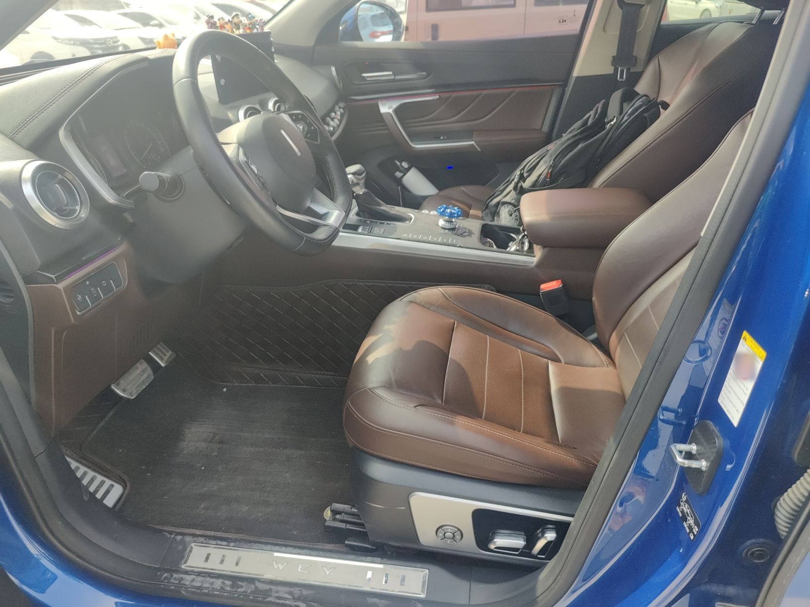 المقاعد الأمامية داخل السيارة