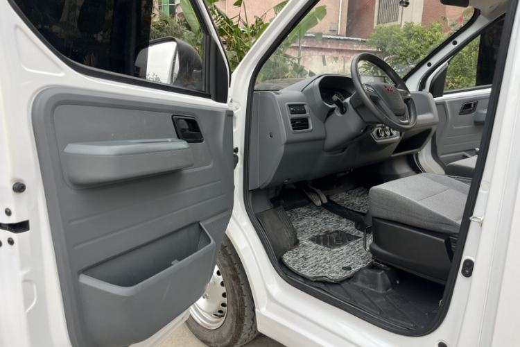 Used Wuling Yangguang 2024 300KM Comfort Version Passenger Van 75kW
