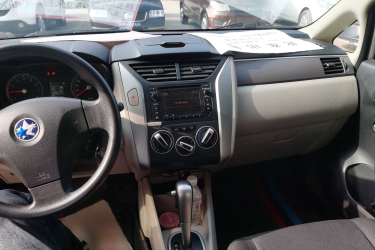 Used Venucia R50 2015 1.6L Automatic Fashion Edition
