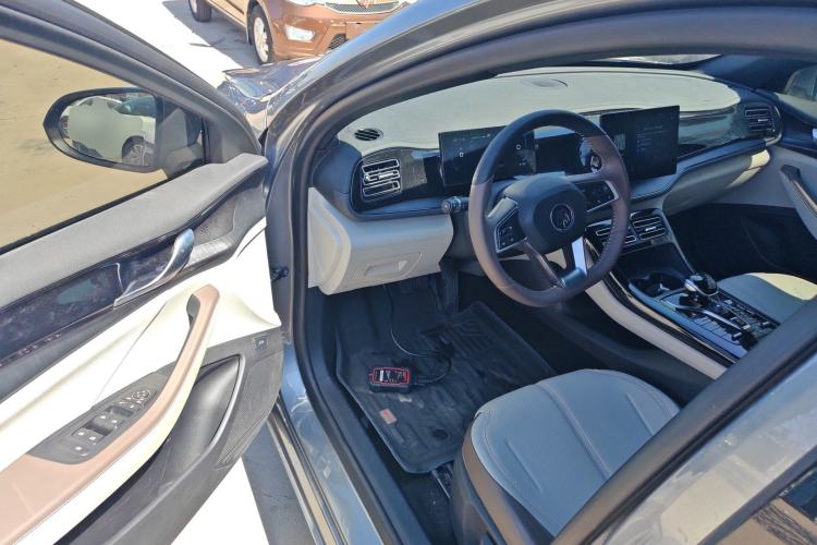 Used BYD Qin PLUS 2024 HONOR Edition DM-i 55KM Leading Model Driver Seat