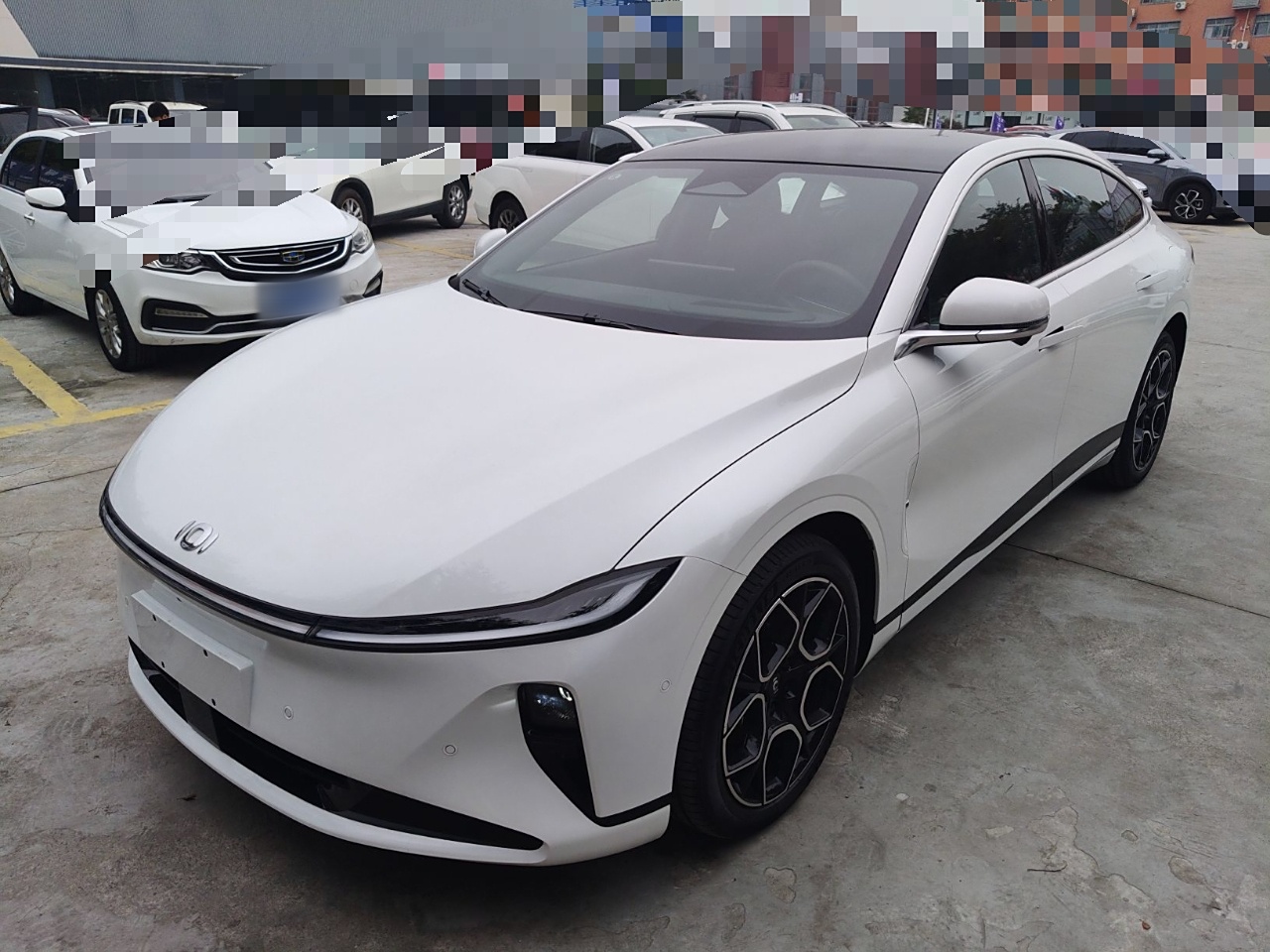 Под передней частью автомобиля