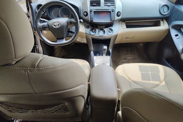 Used Toyota RAV4 2013 Special Edition 2.4L Automatic 4x4 Prestige Center Console