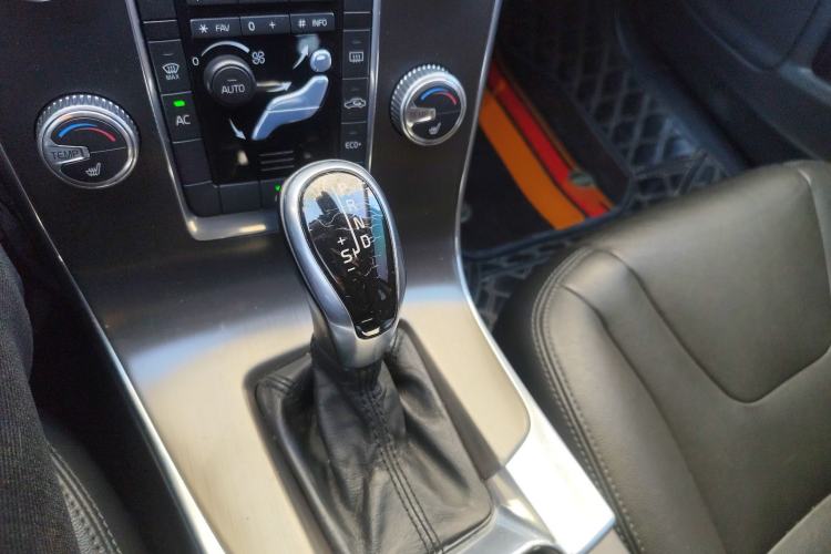 Used Volvo V60 2015 T5 Zhiyi Edition
