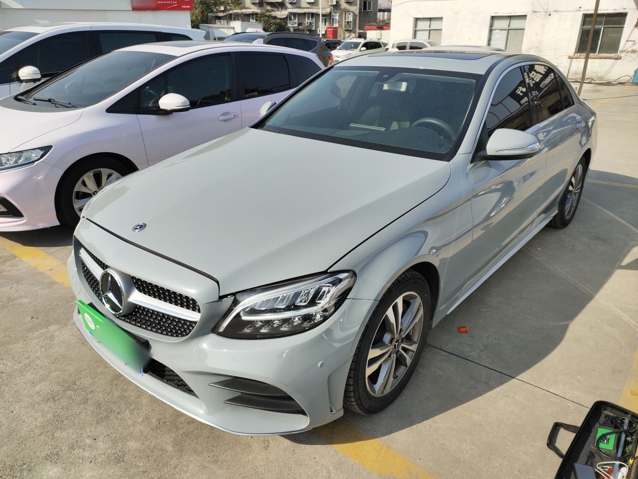 Под передней частью автомобиля