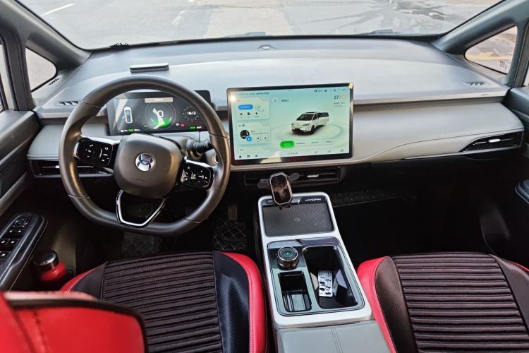 Used Hycan Z03 2022 510 km Range Trend Edition 135 kW 64.23 kWh Center Console