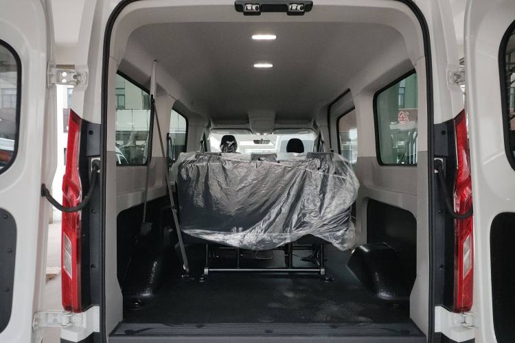 Used SAIC MAXUS Xintu V90 2022 2.0T Automatic Zhiyun King Rear-Drive Long Wheelbase High-Roof Design with Single Rear Tire—6/7 Seater
