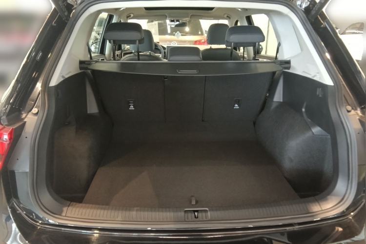 Used Volkswagen Tiguan L 2024 Outstanding Model 330TSI Automatic Two-Wheel Drive R-Line Dragon Glory Edition Trunk