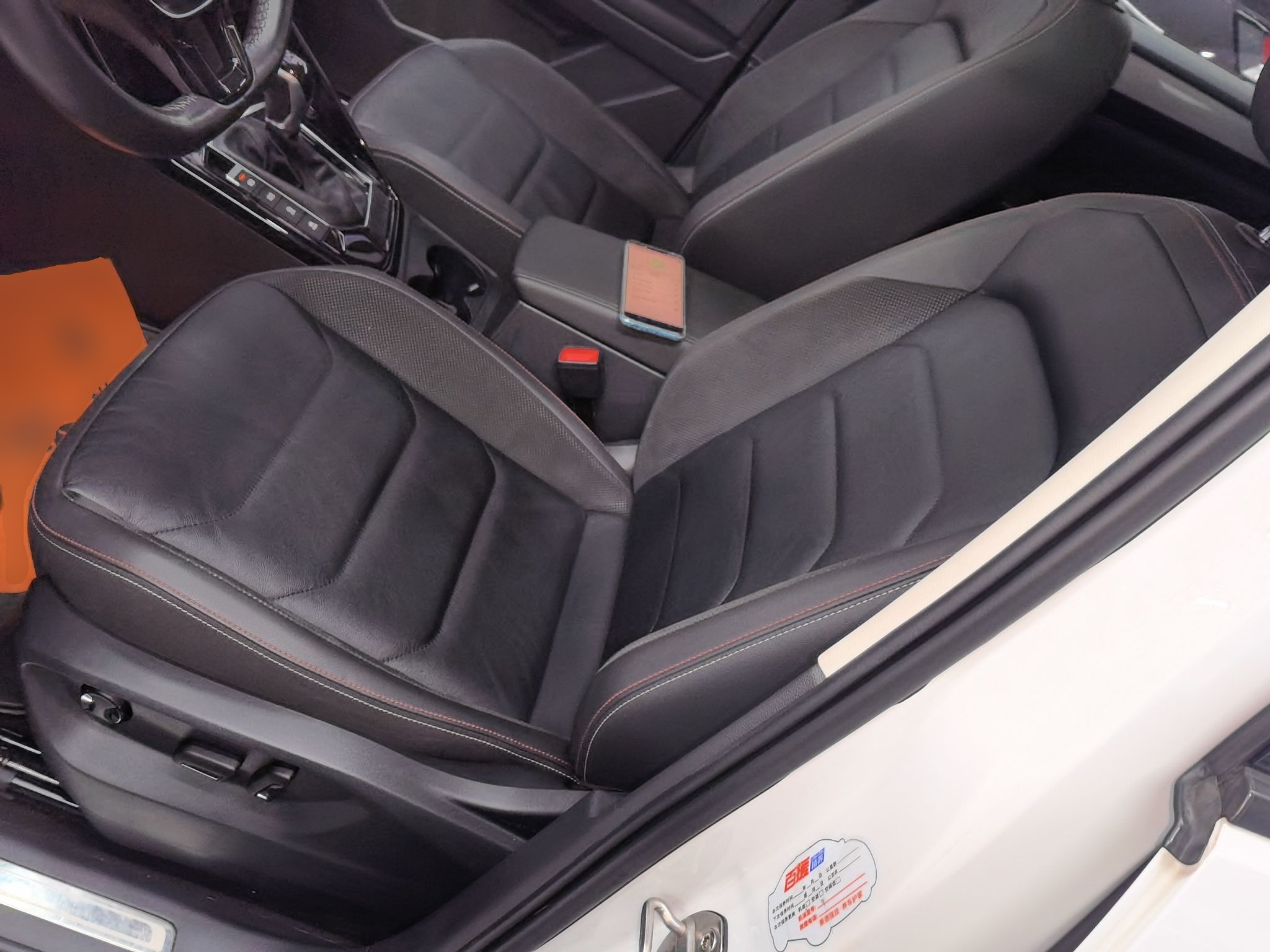 المقاعد الأمامية داخل السيارة