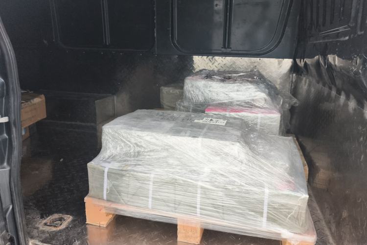 Used Dongfeng Yufeng 2023 V9+ 2.3T Manual Rear-Drive Dual Rear Tires Long Wheelbase High-Roof 3-Seater Cargo Van Left Rear Seat