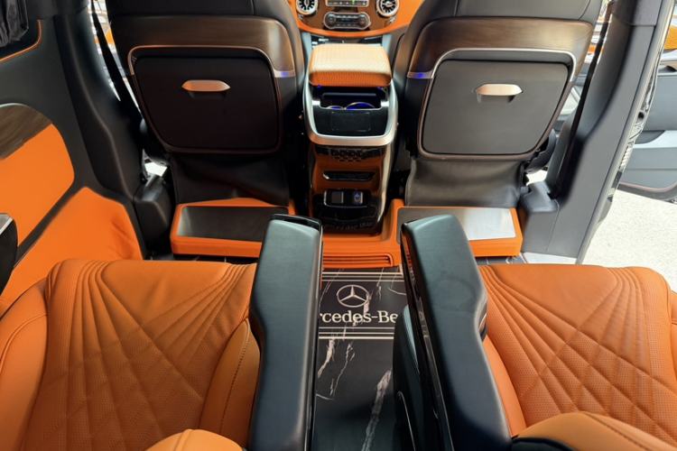 Used Mercedes-Benz Vito 2023 2.0T Elite Version 7 Seats Interior 12