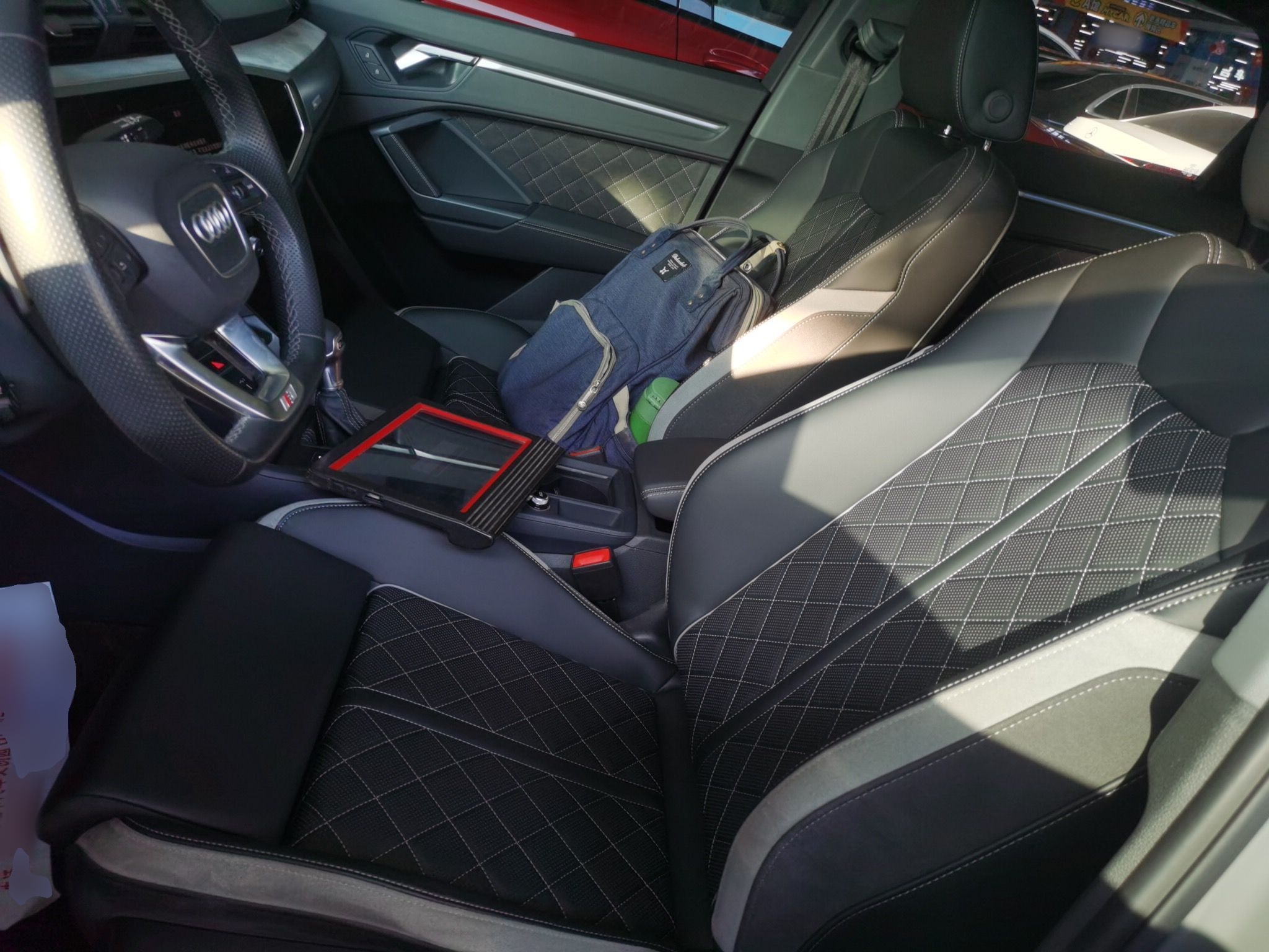 المقاعد الأمامية داخل السيارة