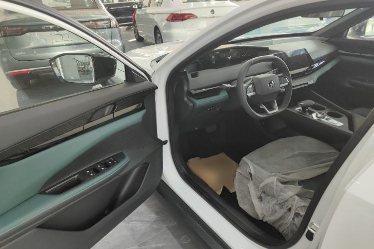 Used Changan UNI-V iDD 2024 Blue Whale Smart Electric iDD 136km ZhiKu Model
