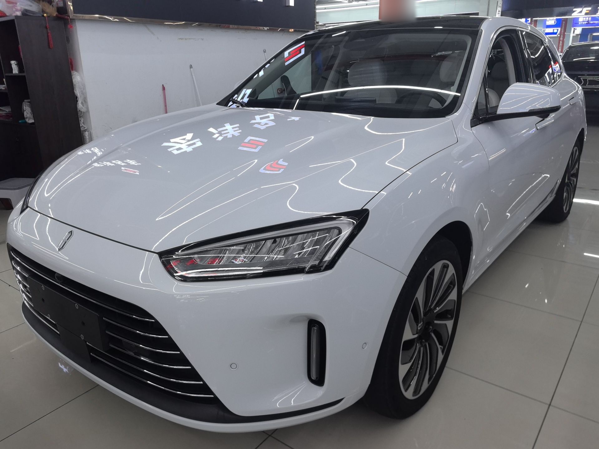 تحت مقدمة السيارة