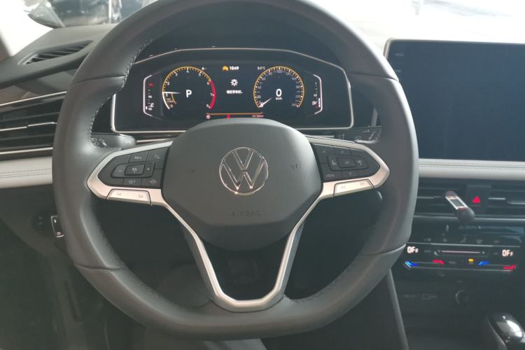 Used Volkswagen Tiguan L 2025 Model, Outstanding Version, 300TSI Automatic Two-Wheel Drive Longteng Edition Steering Wheel