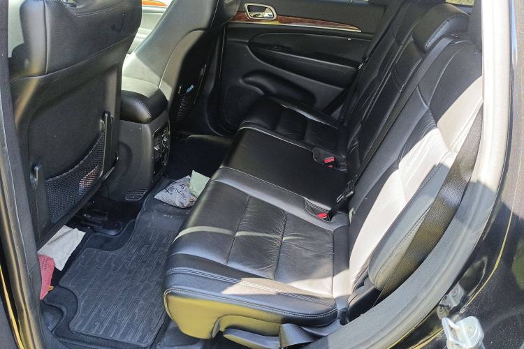 Used Jeep Grand Cherokee 2011 3.6L Luxury Navigation Edition Interior 4