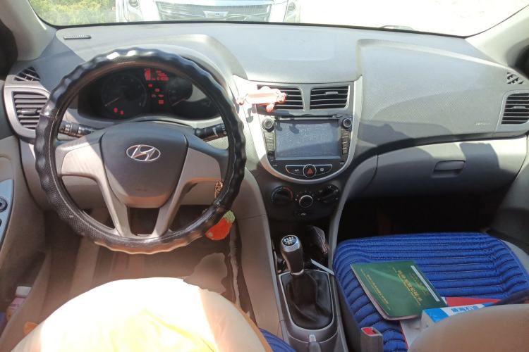 Used Hyundai Verna (older generation) 2016 1.4L Manual Smart GLS Trim Center Console