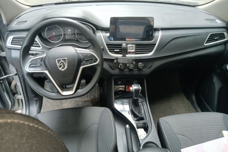 Used Baojun 730 2019 1.5T CVT Fashion Model 7 Seats China VI Emission Standard Center Console