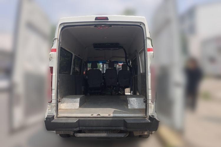 Used Iveco Daily 2021 2.5T A35 M1 Passenger Van 5-9 Seater Short Wheelbase Mid-Roof Design Dual Tires Manual Doors
