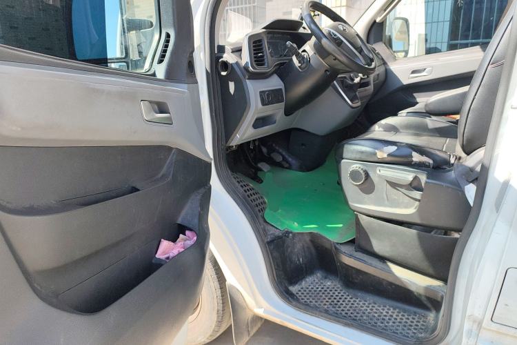 Used SAIC MAXUS Xintu V80 2023 2.0T Manual Classic Aoyuntong Short Wheelbase Ultra-Low Roof 5/6-Seater
