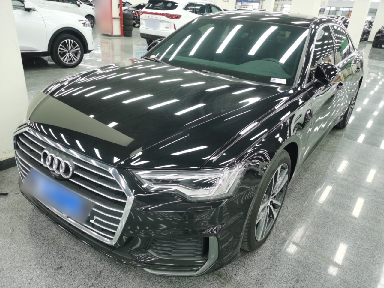 تحت مقدمة السيارة