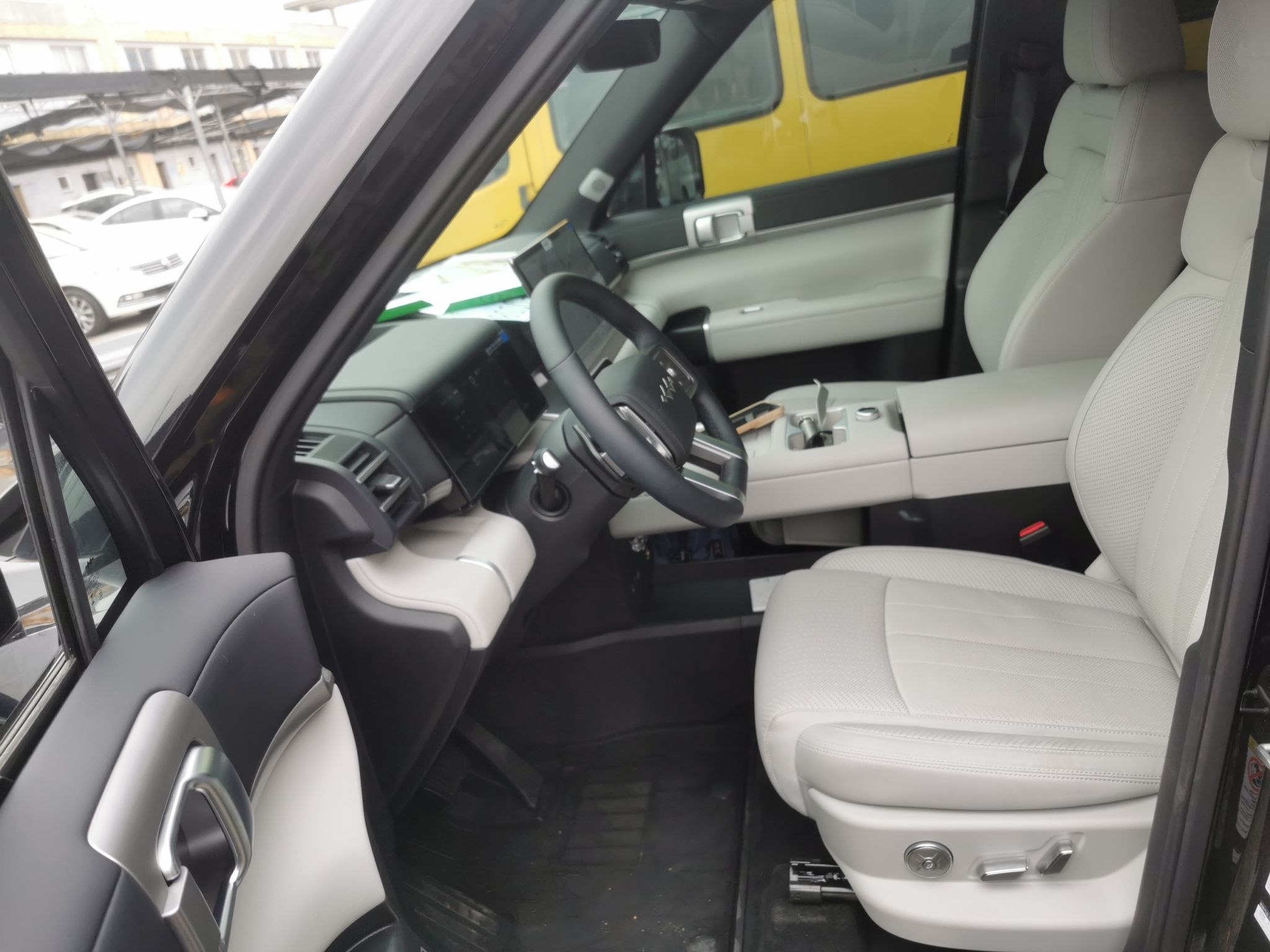 المقاعد الأمامية داخل السيارة