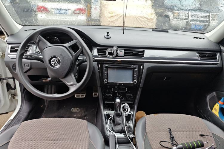 Used Volkswagen C-TREK 2017 230TSI DSG Comfort Version Center Console