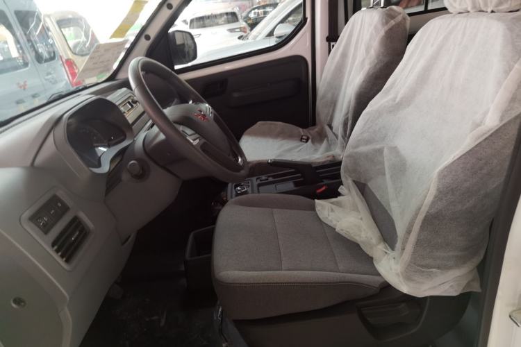 Used Wuling Yangguang 2024 300KM Comfort Version Passenger Van 75kW Left Front Seat