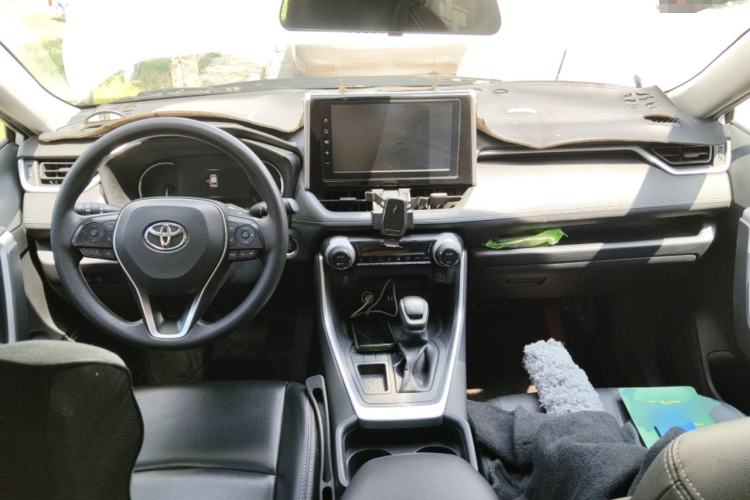 Used Toyota RAV4 2020 2.0L CVT Two-Wheel Drive Fashion Edition Center Console