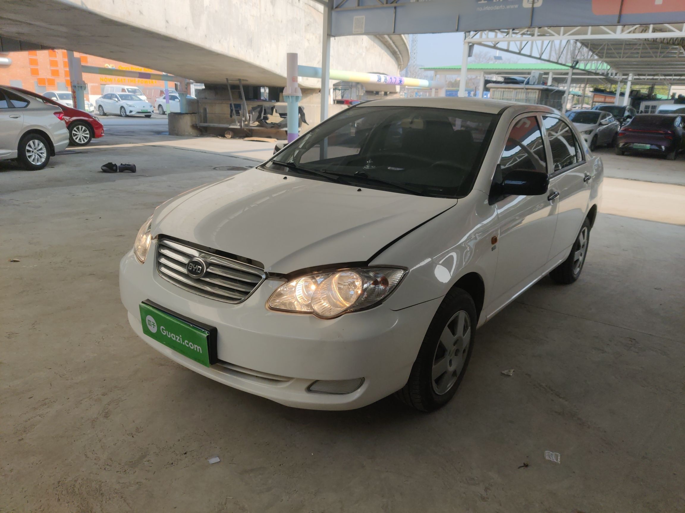 Под передней частью автомобиля