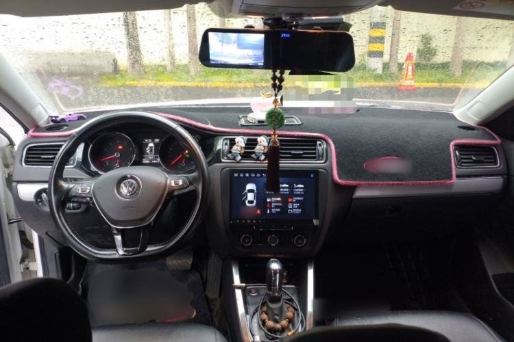 Used Volkswagen Sagitar 2017 180TSI Automatic Luxury Edition Center Console