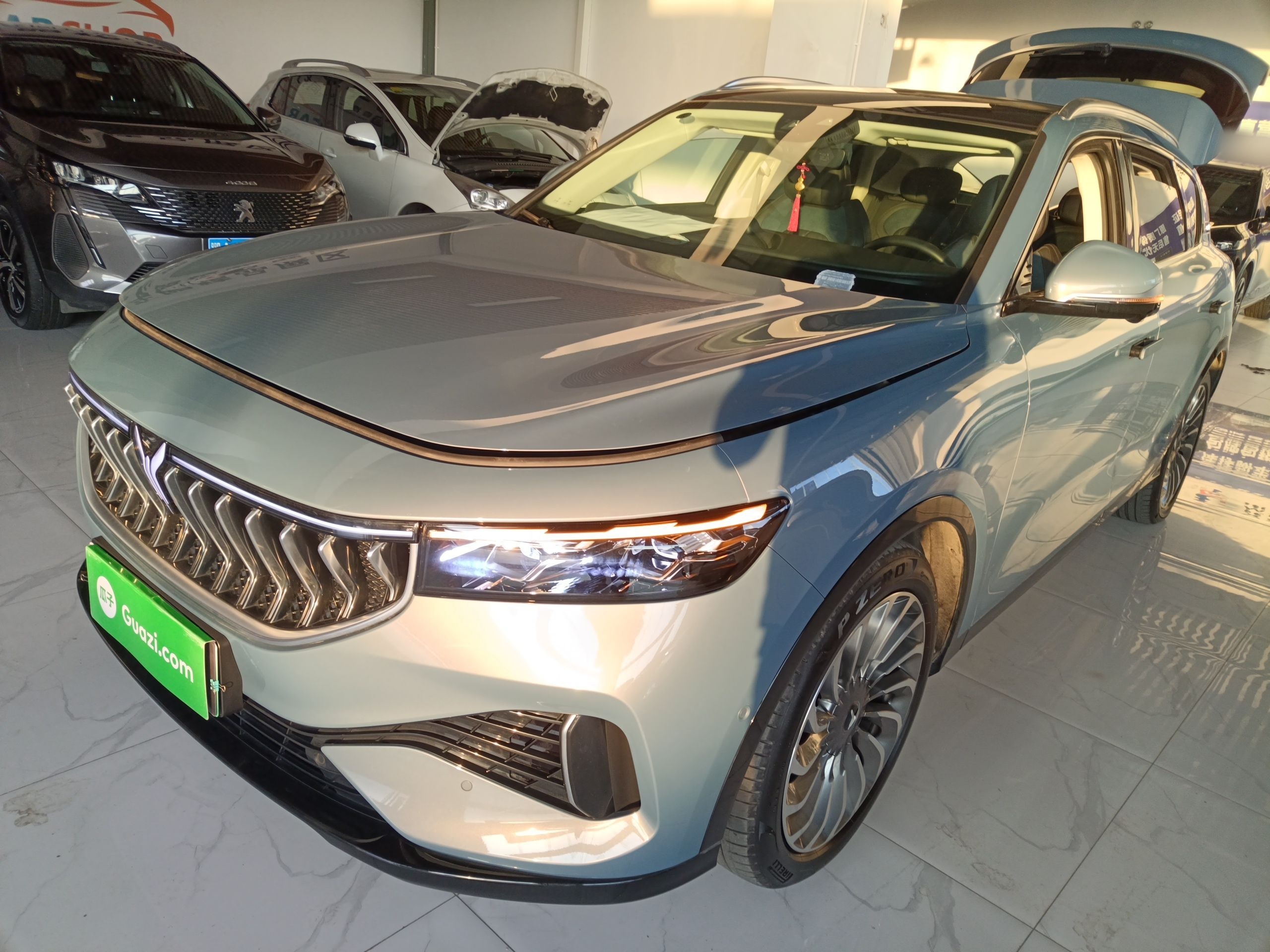 Под передней частью автомобиля