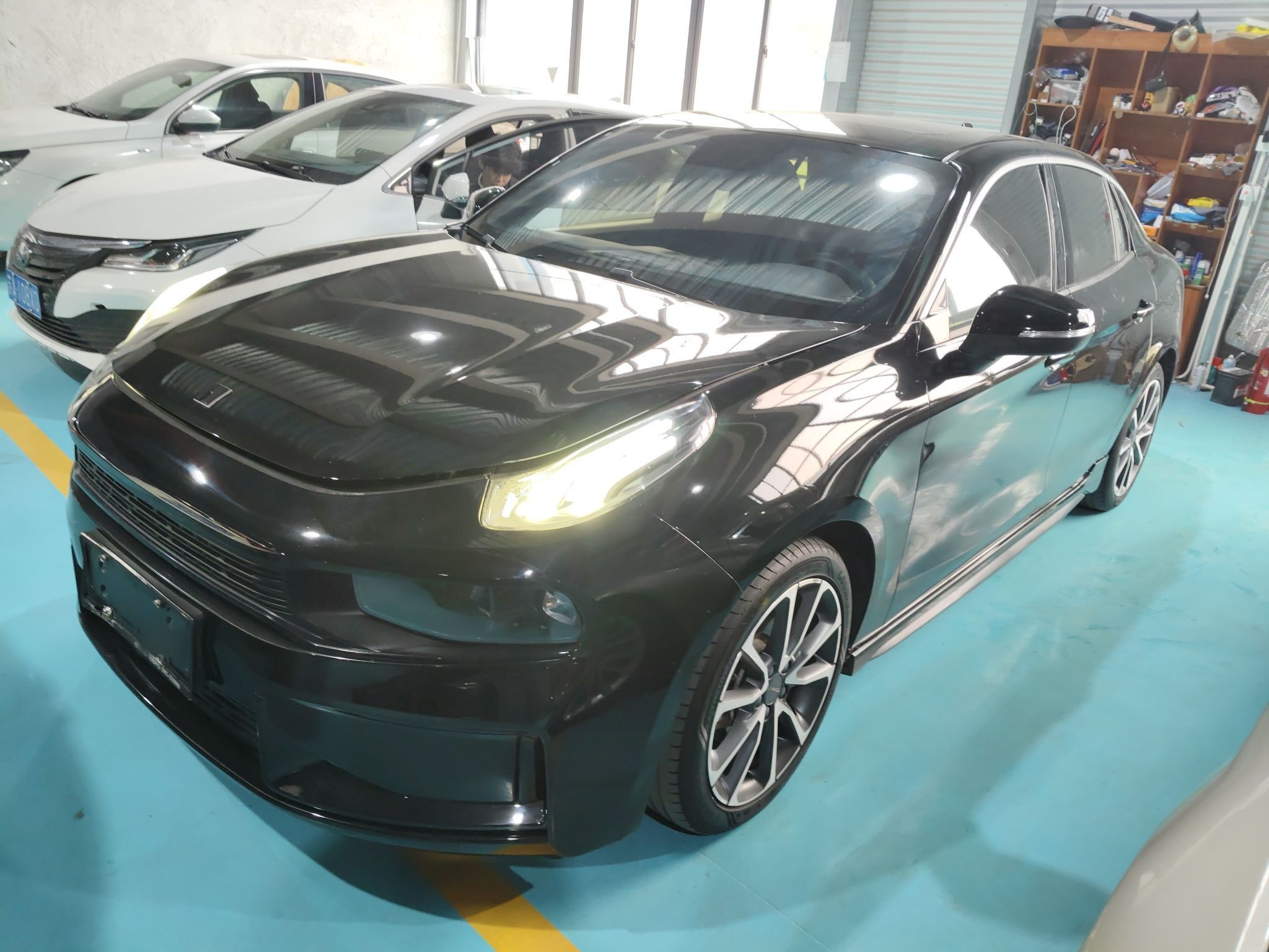 تحت مقدمة السيارة