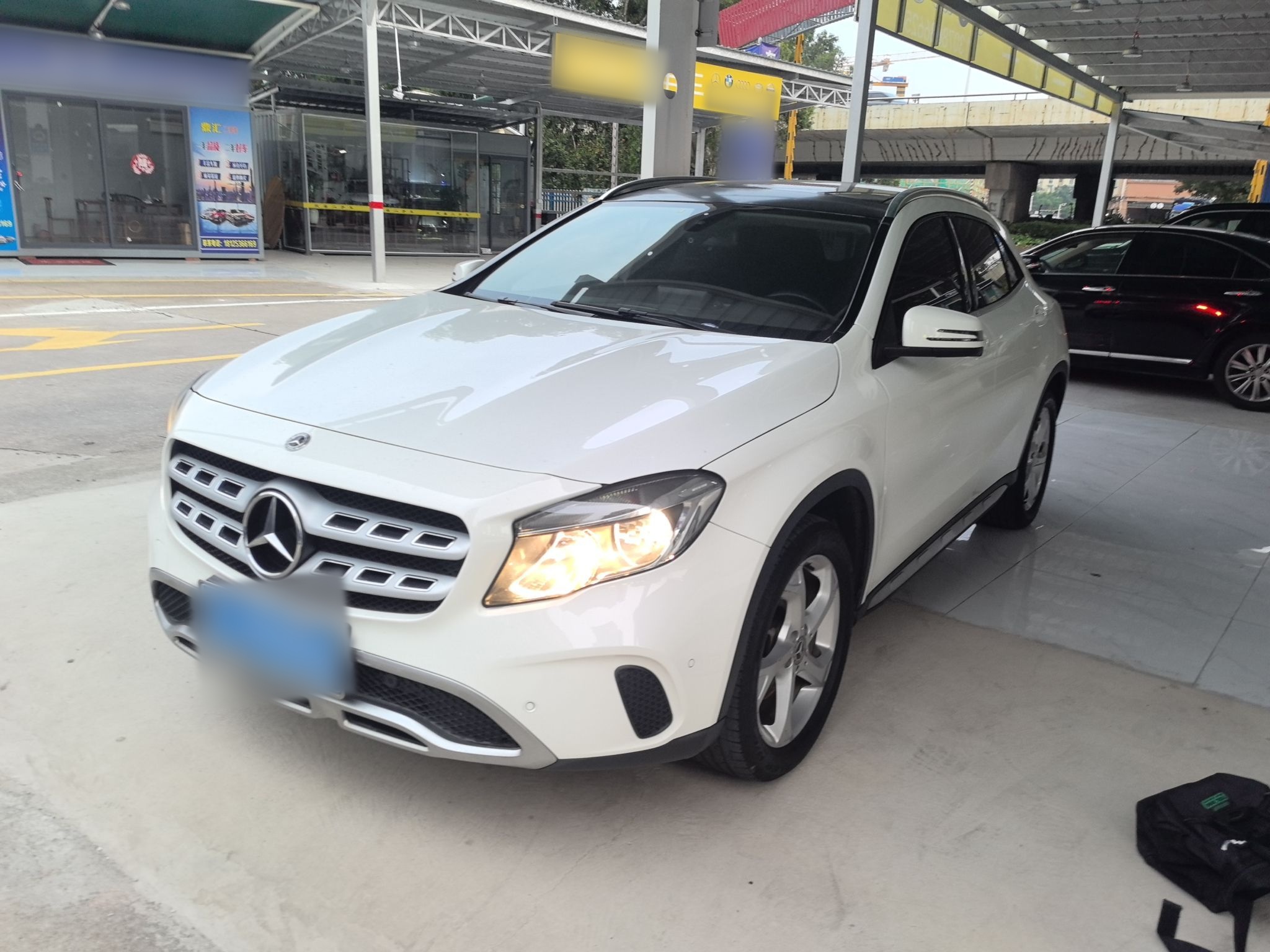 تحت مقدمة السيارة