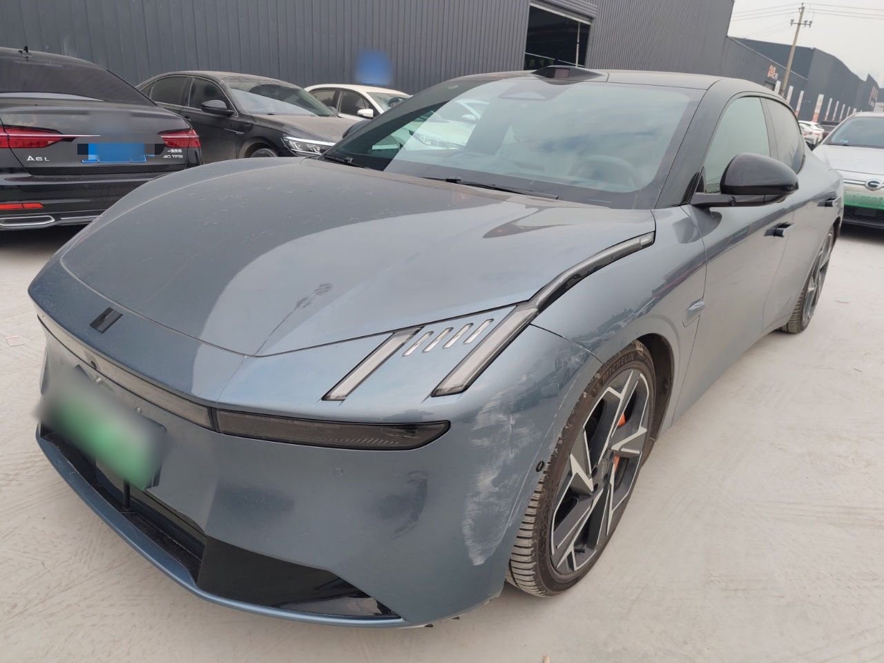 Под передней частью автомобиля