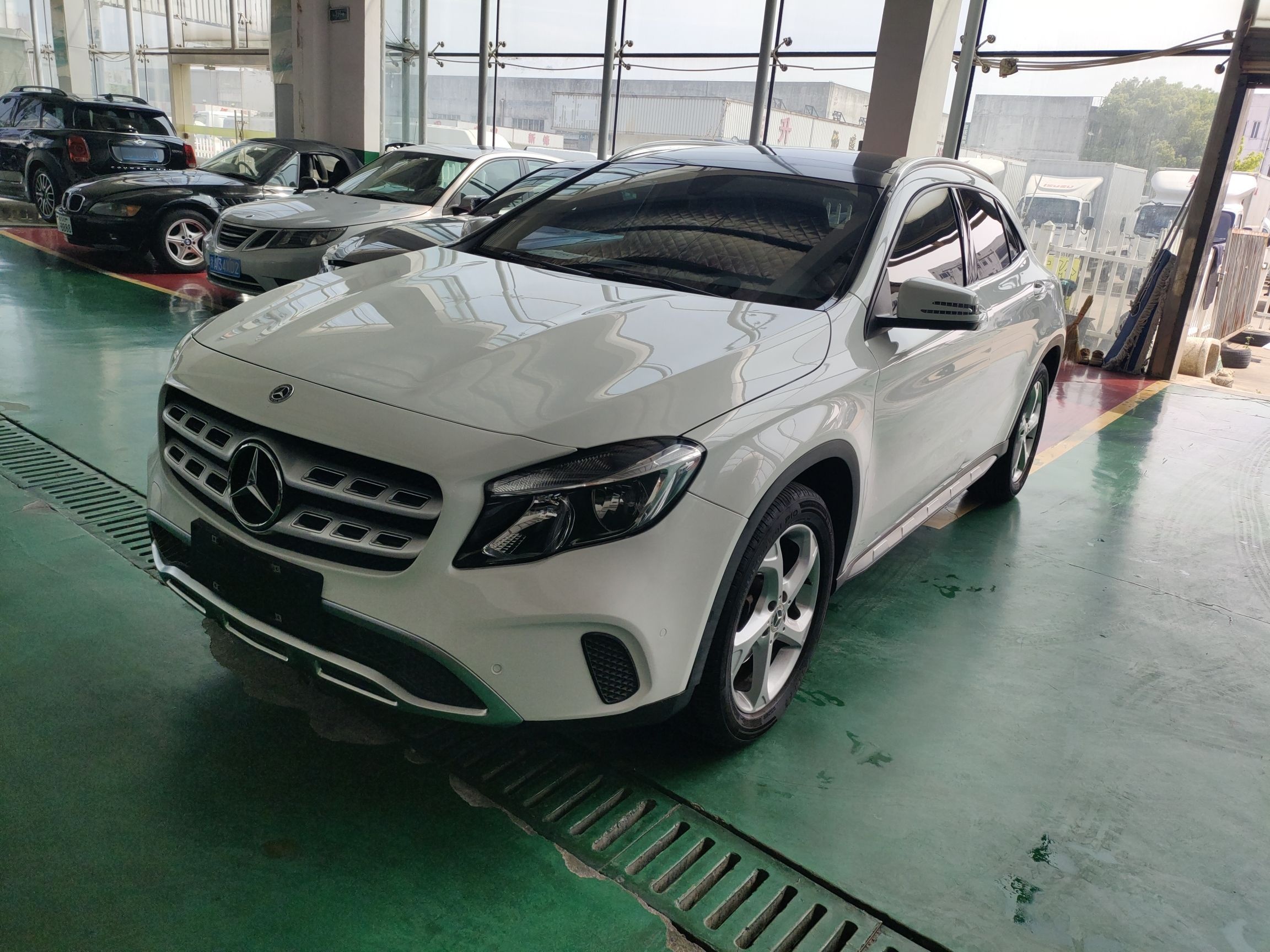 تحت مقدمة السيارة