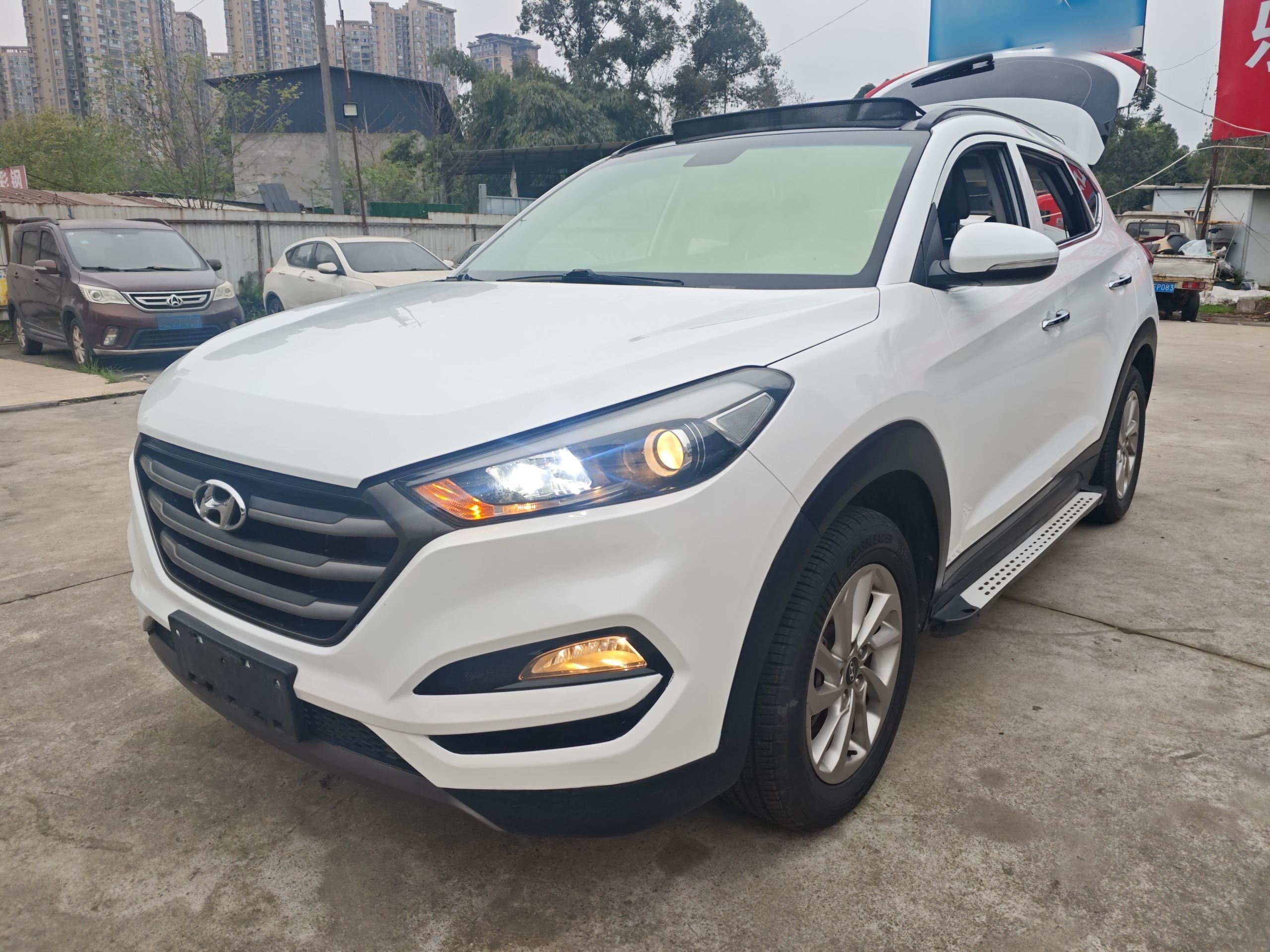 تحت مقدمة السيارة