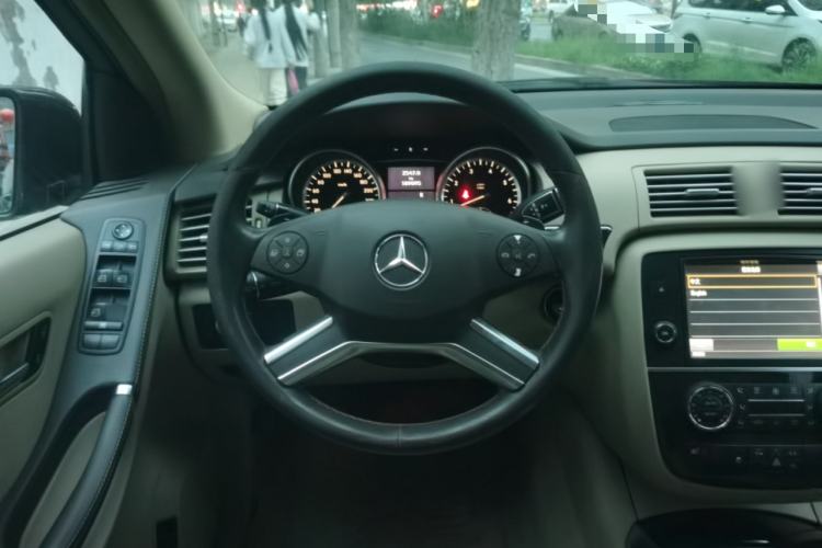 Used Mercedes-Benz R-Class 2017 R 320 4MATIC Business Edition Prestige Model Steering Wheel