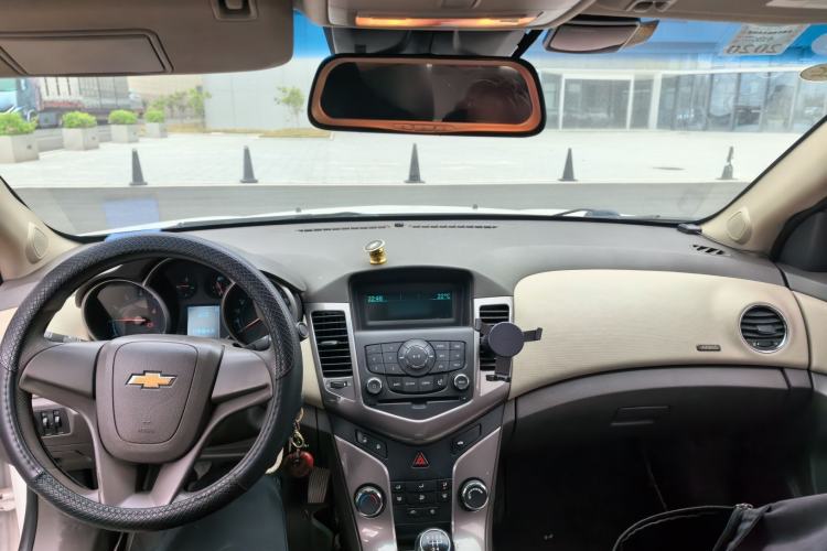 Used Chevrolet Cruze 2015 1.5L Classic SE MT Center Console