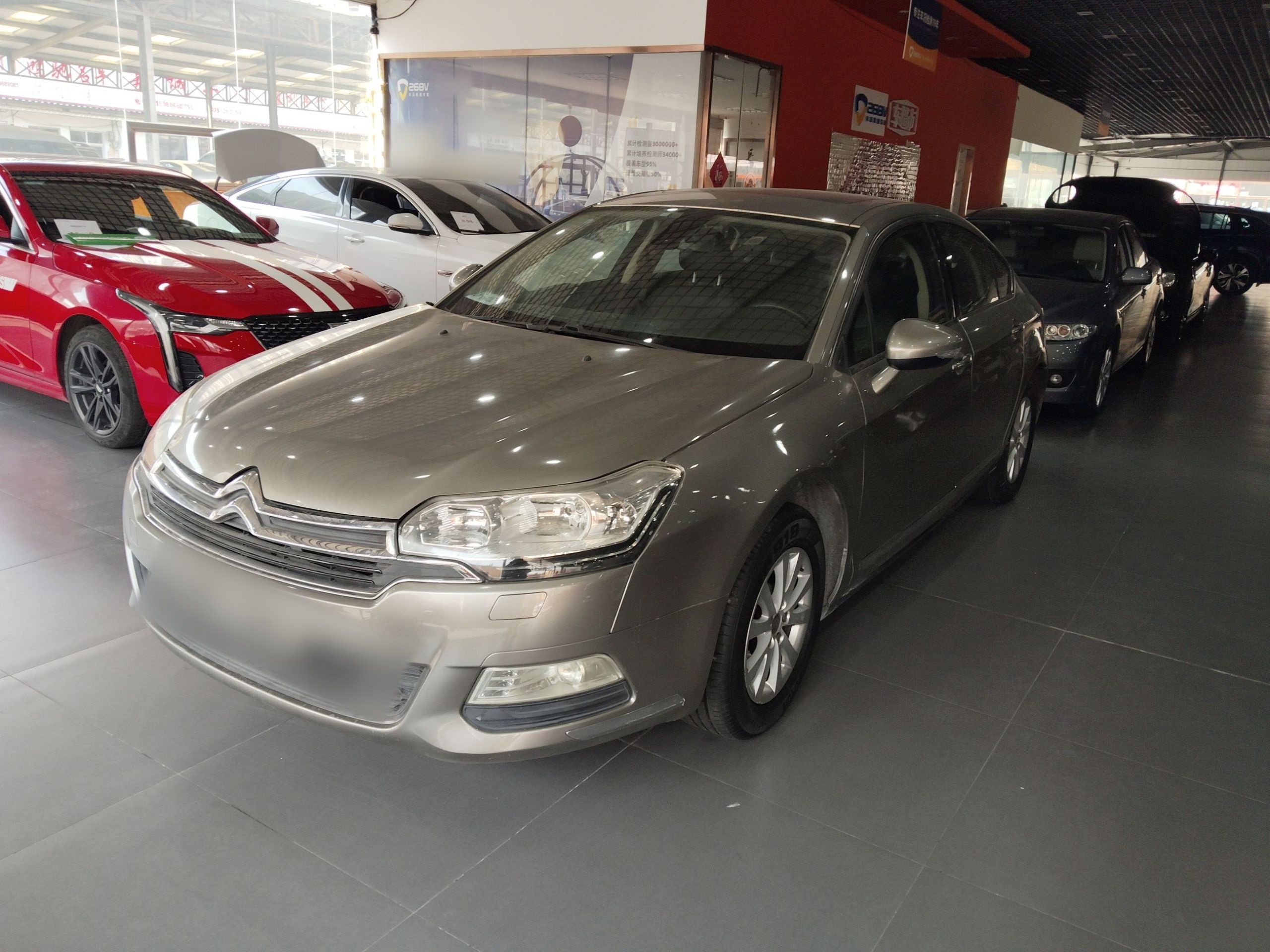 تحت مقدمة السيارة